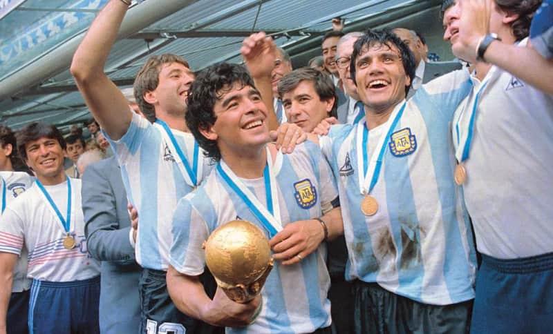 Maradona ăn mừng cùng đồng đội