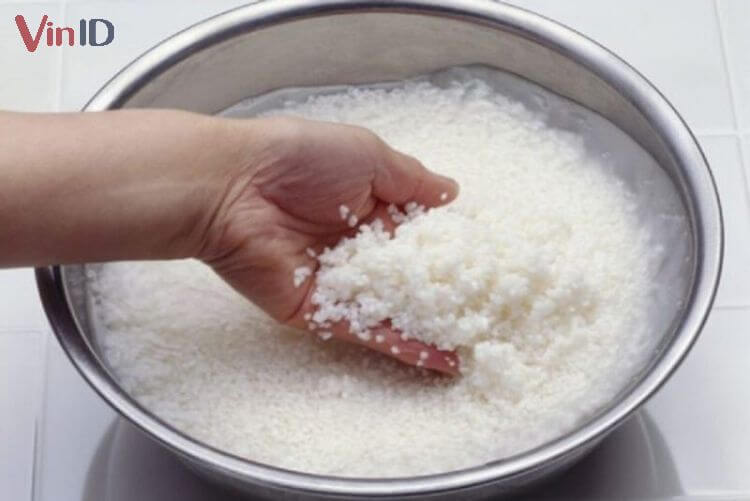 Bạn nên cho thêm nước cốt lá dứa khi ngâm gạo nếp để xôi thơm hơn khi ăn