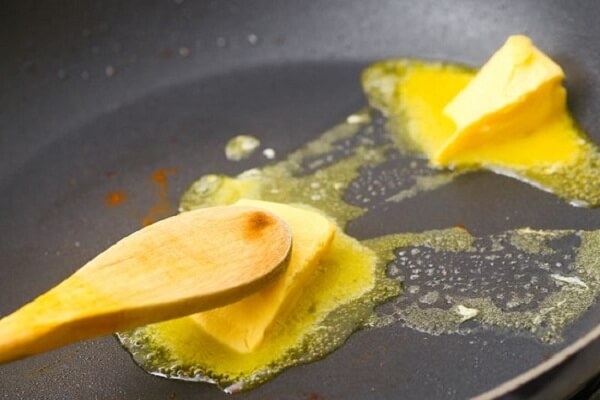 Đun bơ cho tan chảy với ít dầu olive