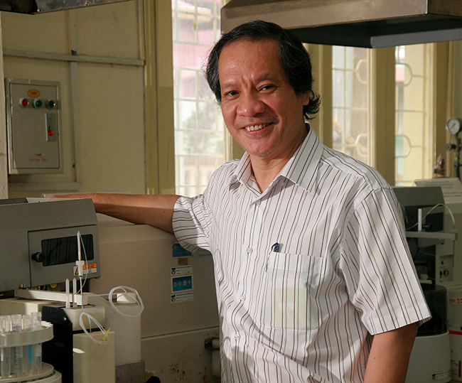  Giáo sư Nguyễn Lân Tùng - Giám đốc Phòng Thí nghiệm Trọng điểm về Công nghệ Phân tích cho Kiểm định Môi trường và An toàn Thực phẩm
