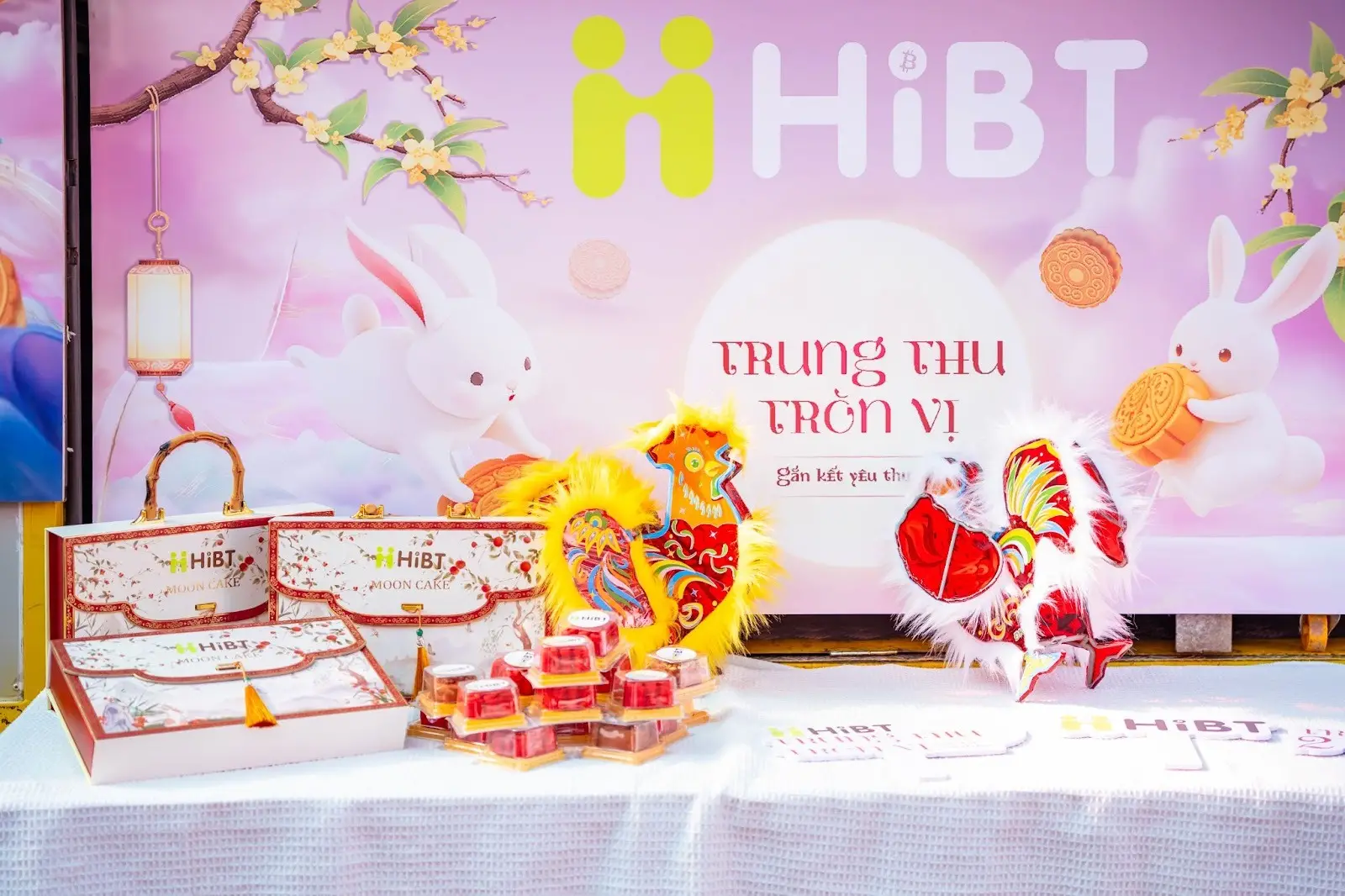 Chiếc xe của đội ngũ HiBT đã mang tặng hàng trăm phần quà Trung Thu đến nhiều khu vực