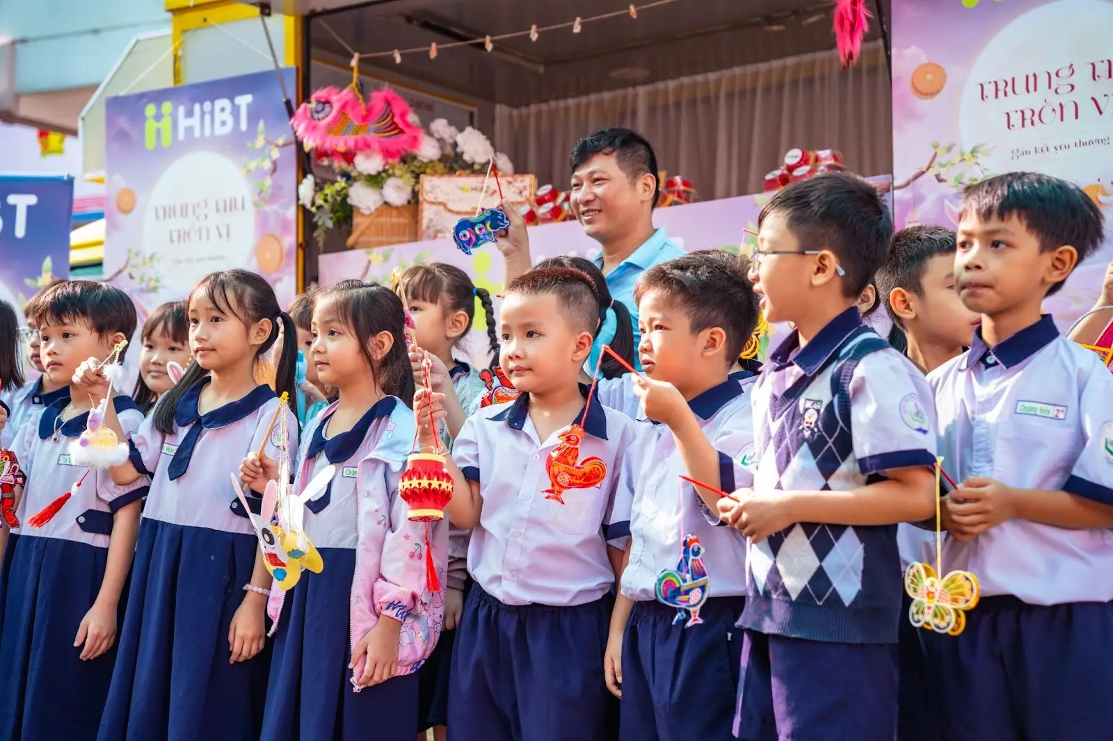 Trung Thu là ngày hội của niềm vui, tiếng cười, và những chiếc lồng đèn rực rỡ đối với các em nhỏ