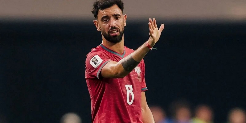 Bruno Fernandes điều phối bóng ở khu vực giữa sân