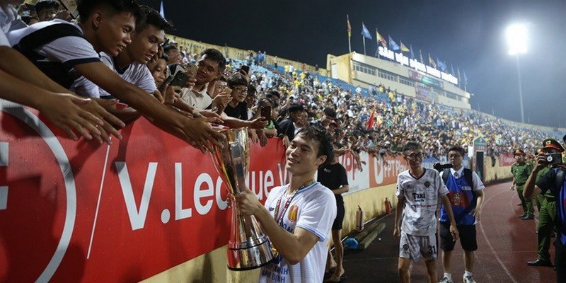 Không khí sôi động tại các sân vận động V-League